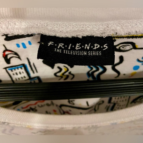 💰5/$25 Friends TV Series Inside Out Tshirt Size Small - Picture 3 of 6